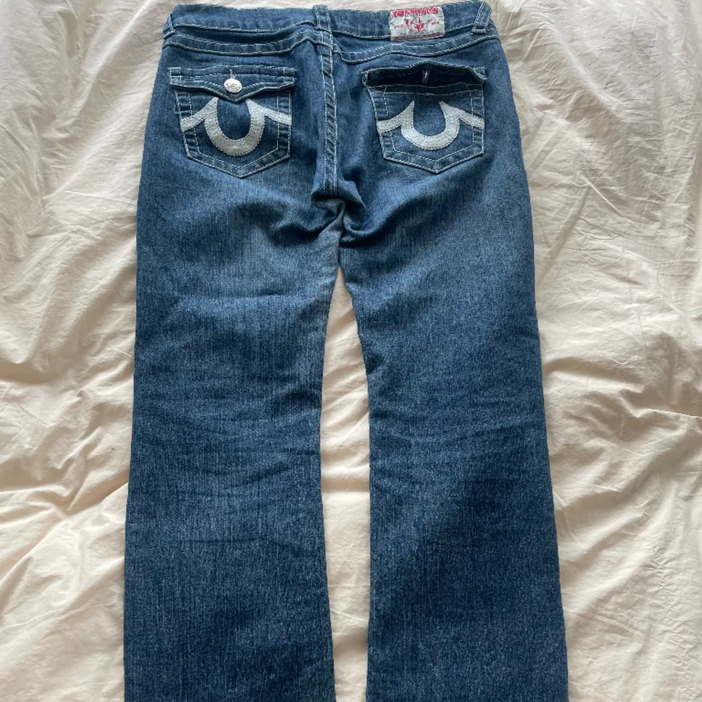Waist 31, Inseam Length 33. Lågmidjade True Religion jeans i bra skick. På högra fickan finns det dock ingen knapp. . Jeans & Byxor.