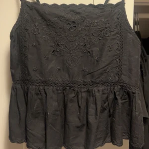 Zara topp😙 - Säljer denna fina svarta topp från zara som är så fin till sommaren.  Har använt den en gång! Säljer då den ej passar😙😙😙