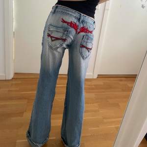 ascoola lågmidjade jeans med unik broderad detalj i bak💯 midja: 36cm (väldigt strechigt material) innerbenslängd: 85cm