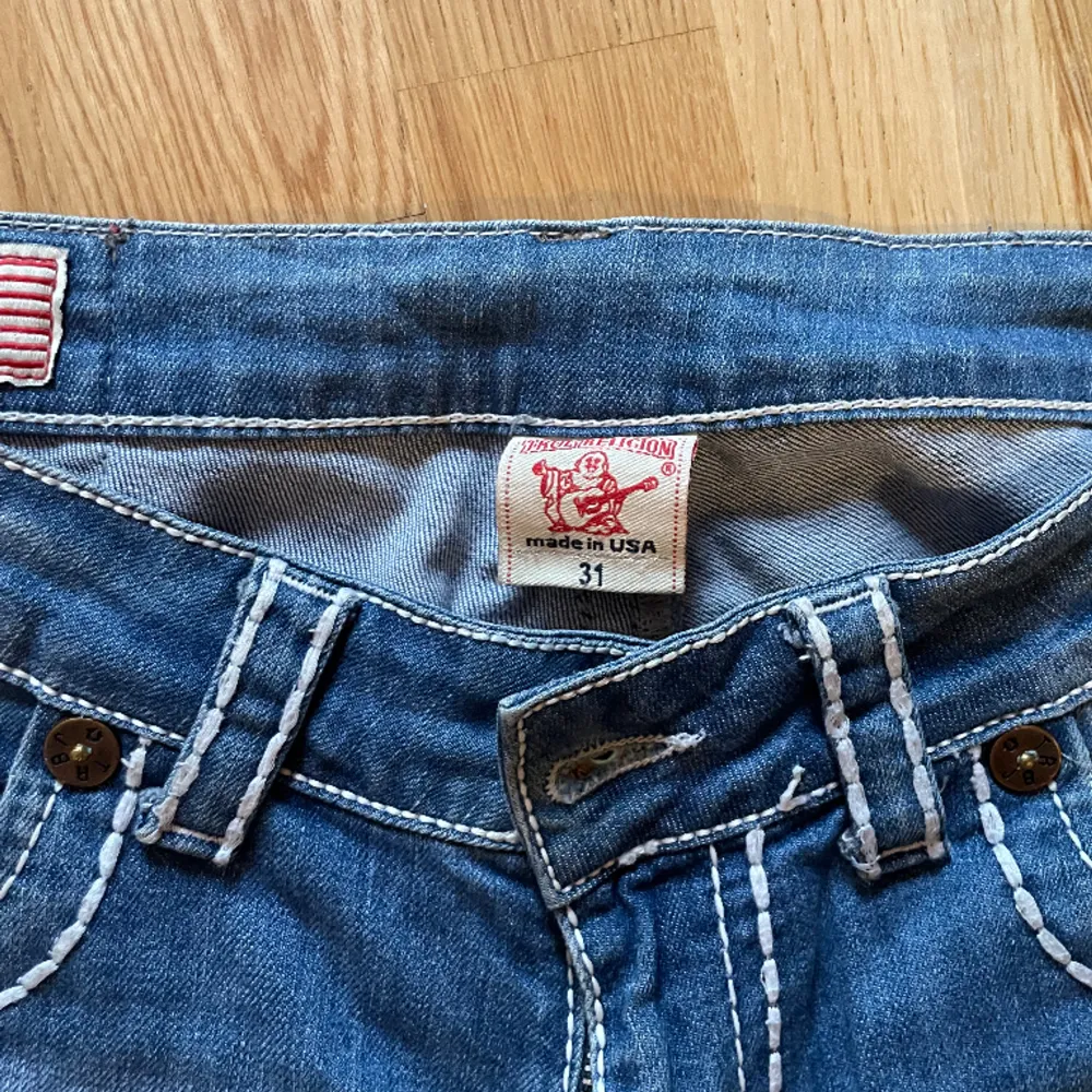 Jag säljer ett par låg midjade true religion jeans som är straight. Jag har använt dom ett par gånger men byxorna är i bra skick. Säljer för att jag inte använder de längre.. Jeans & Byxor.