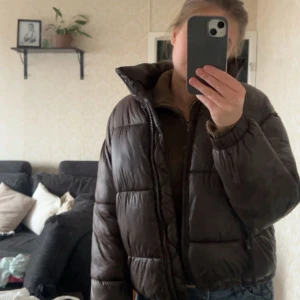 Puffjacka från Weekday - En weekday jacka som är använd 1 gång. Den är väldigt varm och passar perfekt nu när våren kommer. Den är i storlek Xs. Som vanligt kan vi diskutera pris.