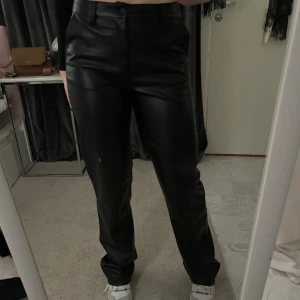 Jättesnygga skinn-byxor - Skriv privat vid fler frågor!😊  Tall modell, passar någon väldigt lång!
