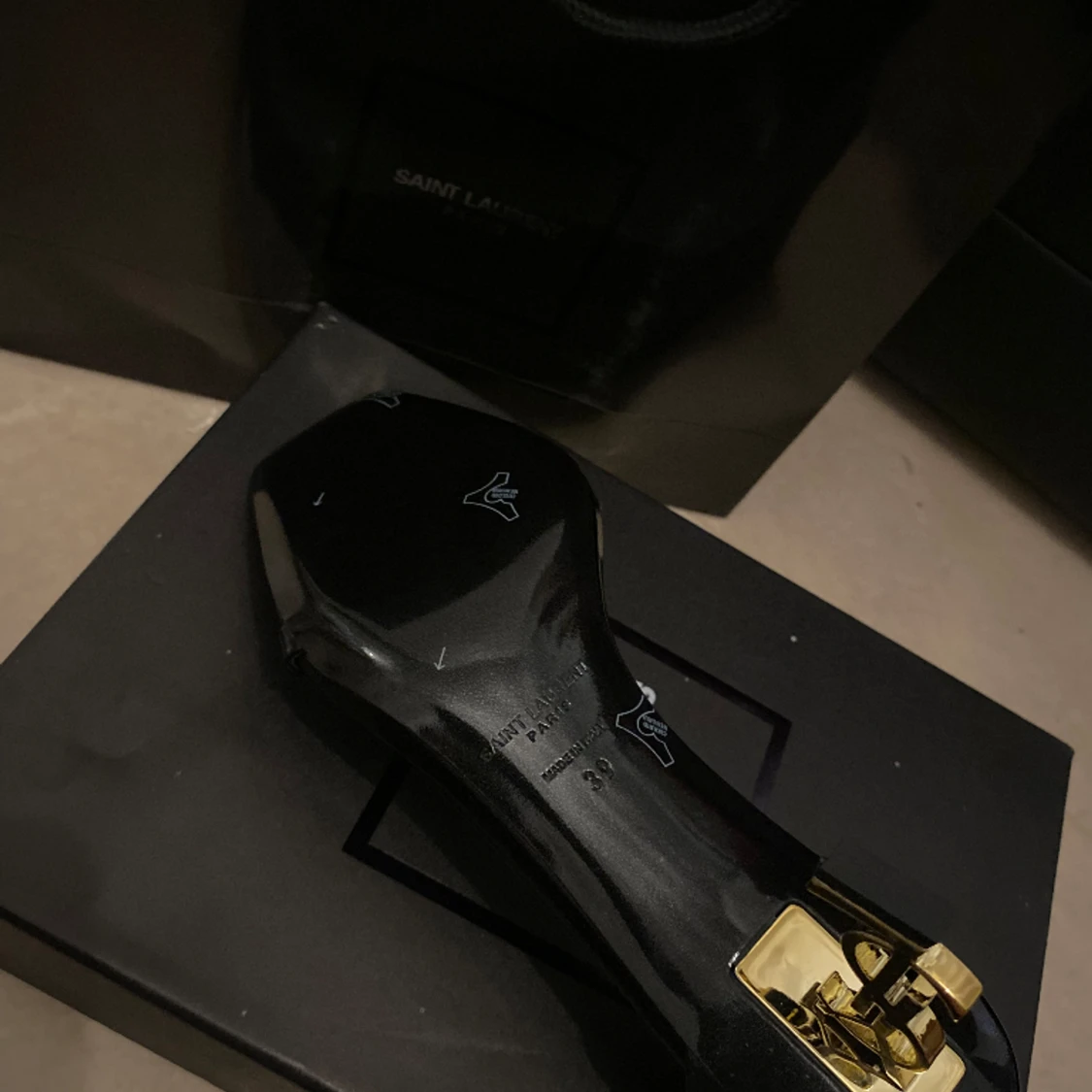 Helt nya YSL klackskor med skydds plasten kvar under.  - 91