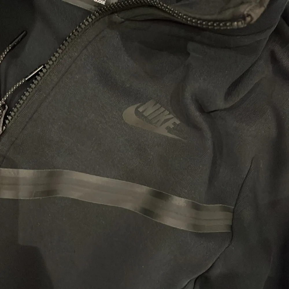 Jag säljer denna Nike tech fleecesn för ett bra pris det är använd några gånger och sick 8/10 det är väldigt snygg och pris kan diskuteras.. Hoodies.