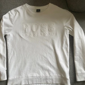 Hugo Boss tröja  - Säljer pga kommer inte till användning längre. Storlek S och passar mig som är 165/170 cm. Skick 9/10 pris kan diskuteras 