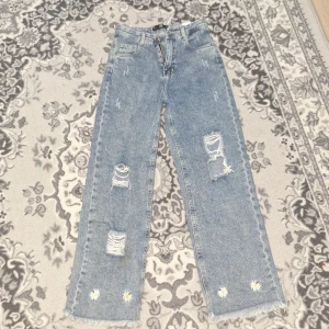 Ripped wide jeans - De står att det är för 12 år men det funkar bäst för 11 år tycker jag. Den är vara använd 1 gång och sen blev den för liten.