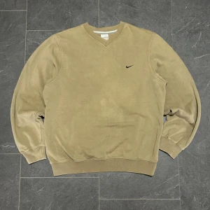 Vintage nike crewneck - Vintage tidig 2000 tals nike crewneck i jättefin kräm beige med ett litet broderat swoosch, skriv för frågor eller närmre bilder, 