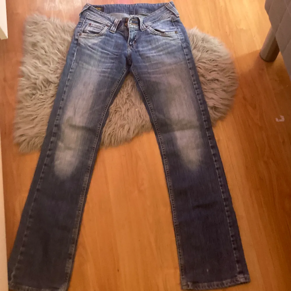 Säljer dom här fina lee jeansen jätte fina men jätte korta på mig some 170 Skulle passa nån runt 160 skulle jag säga , dome utsvängda . Jeans & Byxor.
