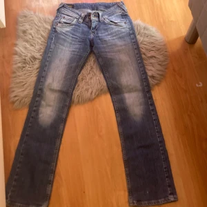 Lee jeans - Säljer dom här fina lee jeansen jätte fina men jätte korta på mig some 170 Skulle passa nån runt 160 skulle jag säga , dome utsvängda 