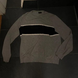Massi Modutti - Crewneck - Fet Massi Modutti crewneck i grymt skick. Inga hål eller skador. Säljer då den är lite för liten för mig. Strl L men mer M skulle jag säga. Fraktar spårvart via Posrnord eller Instabox. Hör av dig vid funderingar😊