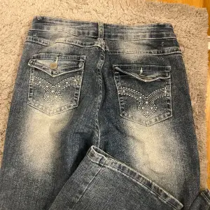 Säljer dessa trendiga jeans då jag inte använder de längre😊Storlek S