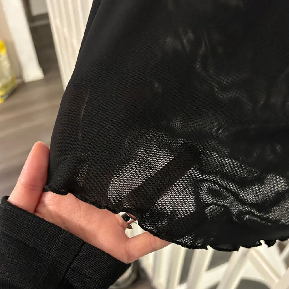 En svart basic tröja från lager 157 i storlek s men passar även xs då den är väldigt liten, den är lite genomskinlig och har en liten söt kant vid armarna💕. Blusar.