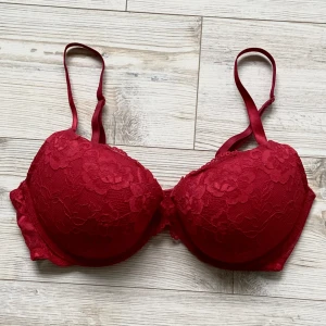 bh - Röd bh med super push-up, köpt på H&M 🖤
