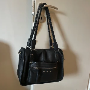 Väska - Intresse koll på denna väska då jag har en liknande. Har många fack på både insidan och utsidan villket jag ääälskar med denna väskan. Är även en perfekt storlek som skolväska💞