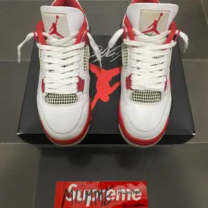 Säljer ett par Jordan 4 Fire Red. Använda ett par gånger men finns fortfarande mycket liv i dom. Box följer men tyvärr ingen tag. 100% äkta!! Skicka meddelande för fler bilder!