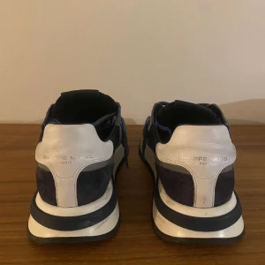 Philipe modell trainers - Ett par riktigt schyssta philipe models i storlek 42 där skon har mycket kvar att ge! Trots de billiga priset är de en bra kvalite där slitage visas på bilder ovan. En grym sko att ha nu till våren!🍾🍾