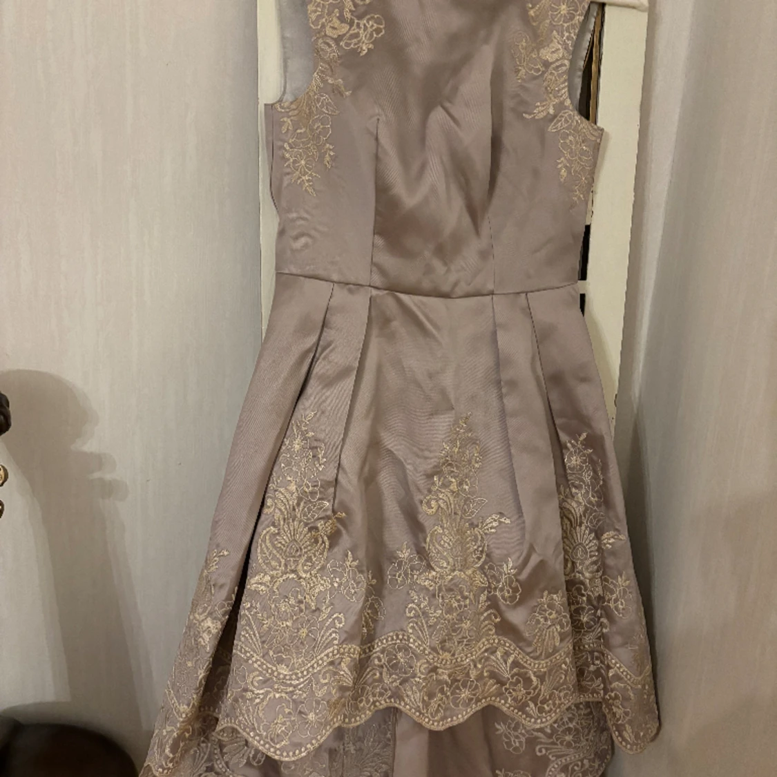 Festklänning balklänning beige o guld siden taft broderier  - 90