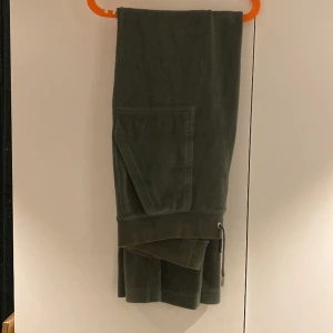 Juicy couture grön - Nya juicy byxor, gröna sköna. Få gånger använda och tvättade få gånger. Är i fin skick. 