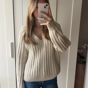 Stickad tröja  - En stickad tröja från Gina tricot som inte kommer till användning längre