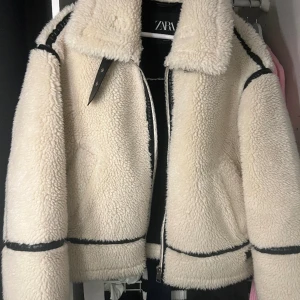 Jacka från zara - Säljer denna jacka från zara, använd 2 gånger så den är som ny. Köpt för 1195kr!!🩷 Köparen står för frakten