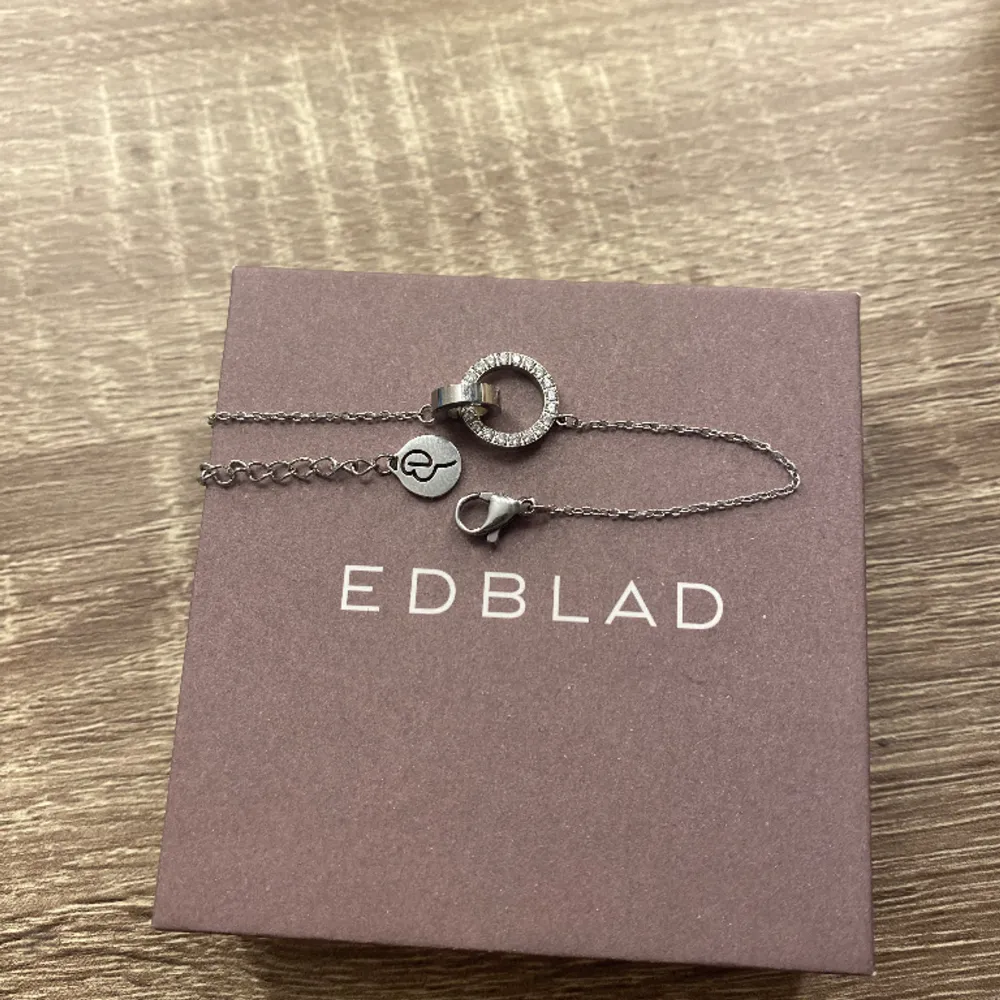 Jätte fint silver armband från Edblad, säljer då jag använder guld. Mycket bra skick, knappt använd. Nypris:399kr. Accessoarer.
