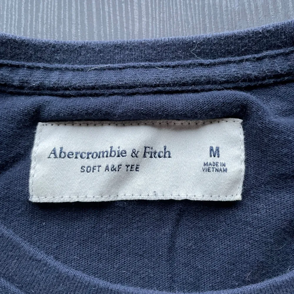 Säljer en abercrombie&fitch i storlek M. Sparsamt använd eftersom den mest legat i garderoben! Tveka inte på att höra av dig om det är någon fundering😁. T-shirts.