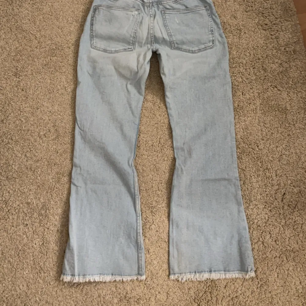 Säljer dessa ljusblåa lågmidjade jeans med hål i sig som är modellen. Dessa är ifrån zara och säljer de pga att de är för korta för mig som är 170 cm drygt, så passar någon runt 165cm. Helt nya! Kontakta via intresse eller köp🥳pris kan diskuteras . Farkut & Housut.