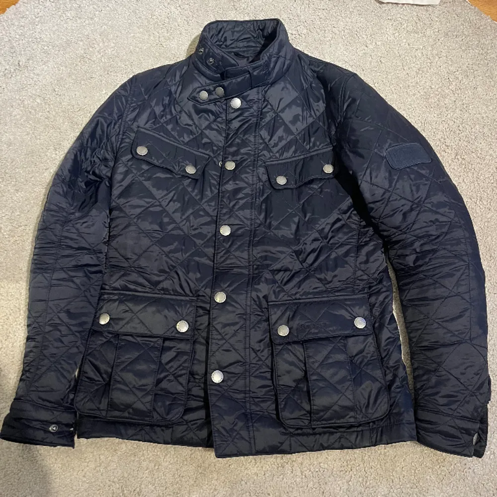 Säljer min jacka från Barbour, den är mycket sparsamt använd. Perfekt palgg inför våren men funkar även bra kalla dagar med något under. Pris kan diskuteras . Jackor.