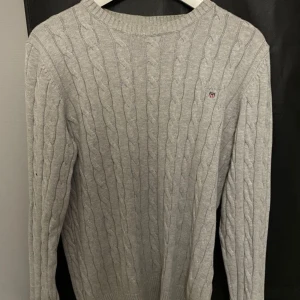 Stickad gant tröja - Grå stickad gant tröja i storlek small. Väldigt sällan använd så tröjan är i princip i ny skick.