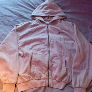 Karl Kani Hoodie - Karl Kani Hoodie. Storlek M men sitter som L. Elastisk rem vid midja och händer. Nypris 900kr
