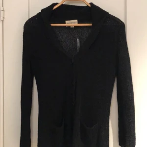 Cardigan - Tjena, säljer en fet Ralph Lauren cardigan i färgen svart samt storlek XS. Skick 10/10 inget fel alls samt tag finns. Kom dm för frågor/bilder osv!🤗
