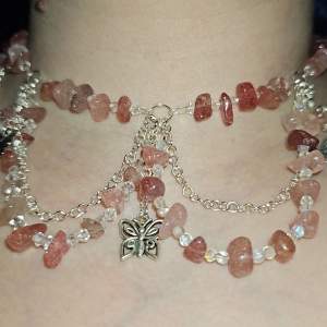 Halsbandet är gjort av mig i riktig jordgubbskvarts och tog ungefär 4 timmar att göra (tiden plus riktiga kristaller gör att priset blir dyrare än andra smycken jag gjort)