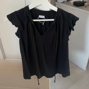 Topp - Säljer denna jätte fina tröjan som ja köpte här på plick men som tyvärr inte passade. Jätte bra skick