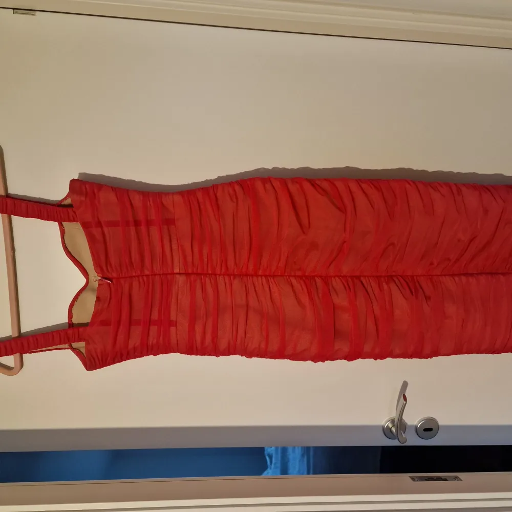 Knallrosa tajt klänning med mesh från Moochi Paris. Passar en 36. På bild syns jag, 178 cm lång, 59 kilo (stor 36a) och den var lite för tajt på mig. Använd en gång. Tjockt tyg, mkt stadga.. Klänningar.