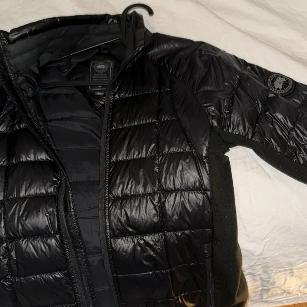 Hej! Säljer nu denna vårjacka av typen Canada Goose black label ”hybridge lite jacket” i Storlek M  Jackan kommer med en defekt i vänster arm där den har spruckit, därav priset Är både rökfri och djurfri. Nypris: 5399. Jackor.