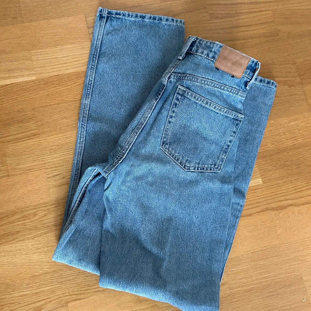 Blå jeans från weekday i modellen rowe🤍 Storlek 25/32. Jeans & Byxor.