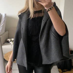 Poncho  - Poncho från zara. Kommer ej till användning 