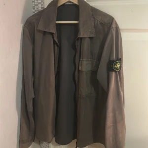 Stone island jacka - Jacka/overshirt  Väl andvänd, Men inga skador. Cond:7/10