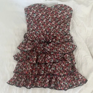 Volangklänning - Säljer denna supersöta volangklänningen. Storlek S. Inbyggd vaddering så man slipper ha bh.  ANVÄND KÖP NU FUNKTIONEN!! 