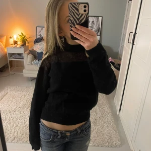 Stickad tröja från zara - Jättefin svart stickad halterneck tröja med ett genomskinligt parti vid axlarna! Kommwe tyvärr inte till användning längre och är i fint skick💞