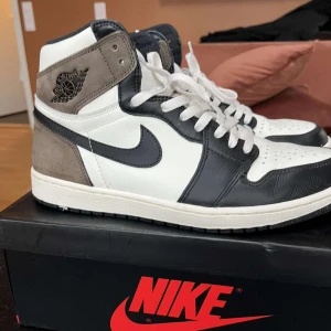 Jordan 1 mocha  - Cond 9/10 använda varsamt storlek 47.5. Kvitto från footlocker. Kan mötas Stockholm eller fraktas. 