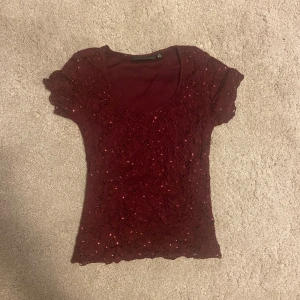 Röd spetsig topp - Vinröd spetstopp med glitter