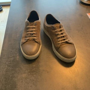 Lanvin - Ett par beige lanvin i storlek Uk:7 som motsvarar typ 43/44. Dem är i bra skick utan några defekter. Om ni har några frågor är det bara fråga🤝