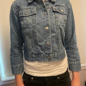 Jeansjacka - Säljer min vintage jeansjacka från Pop. Storleken är barnstorlek 134/140 men passar mig som oftast använder XS/S bara att då blir den lite croppad och trekvartsärm. Därför la jag ut den som XS här 💕💕💕 Ny pris 499kr men säljer för 99kr 🙌 