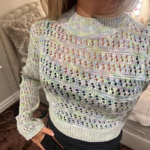 Stickad tröja  - Såå cool tröja från zara! Skitsnygg med ett linne under eller bara en bralette. Knappt använd 💕