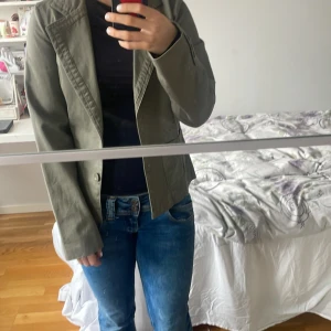 Fin kappa🙌 - Superfin kappa till våren! Nyskick även då jag har använt den 5 ggr ungefär. Lägger upp ny annons med bättre pris! 