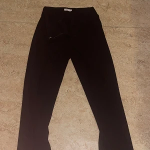 kostym byxor Nelly  - säljer kostymbyxor från Nelly i strlk 34. inte använda endast testade