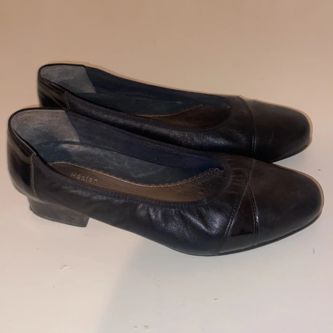 Ett par svarta klackar 👠  - 90