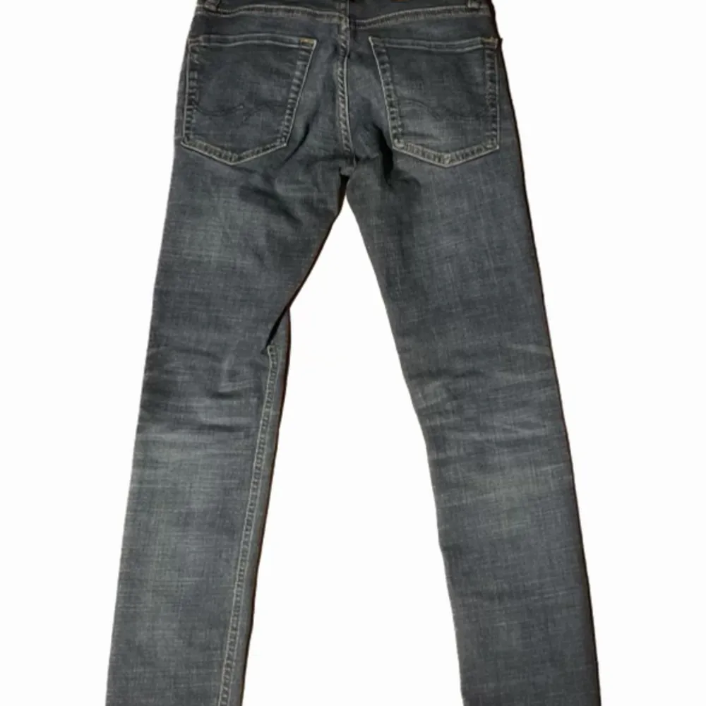 Grisch jeans från Jack and Jones.  Storlek: Xs (sitter som W30 L30) (Ordn pris 800kr) Knappt använda, bara testade. Skriv i dm om ni har frågor.. Jeans & Byxor.