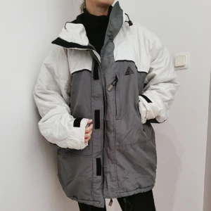 Snowboard jacka stl L - Snowboard/skidjacka storlek L. Jättefin skick. Jag är storlek S och på bilderna ser ni hur det ser ut på mig, det är för stor för mig men jättefin jacka. Märke: CUTT.EDGE sports. 